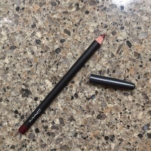 Mac lip liner in Bergundy